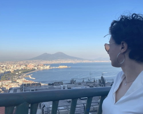 Benedetta insegnate d'italiano per stranieri davanti al panorama di Napoli